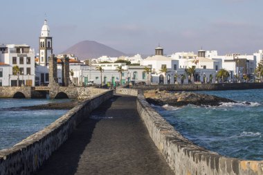 Arrecife asma köprü ve Iglesia de San Gines