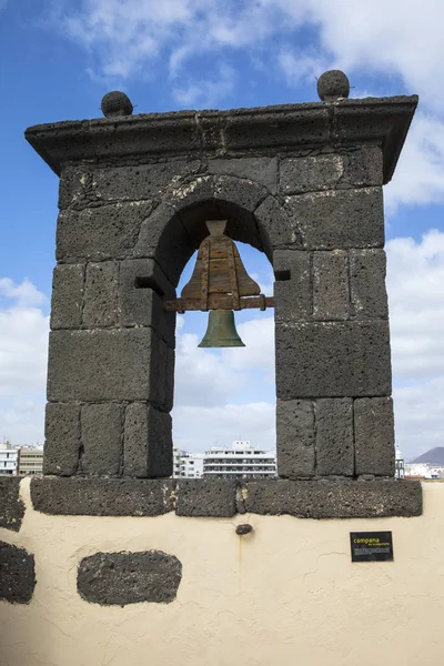 Колокол в Кастильо-де-Сан-Габриэль на Лансароте — стоковое фото