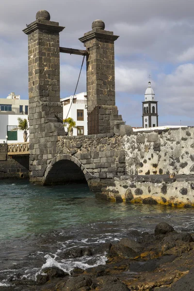 Πλοία από Αρεσίφε Drawbridge και Iglesia de San Gines — Φωτογραφία Αρχείου