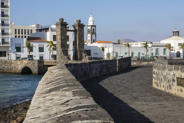 Arrecife підйомний міст і Iglesia de San двома двигунами — стокове фото