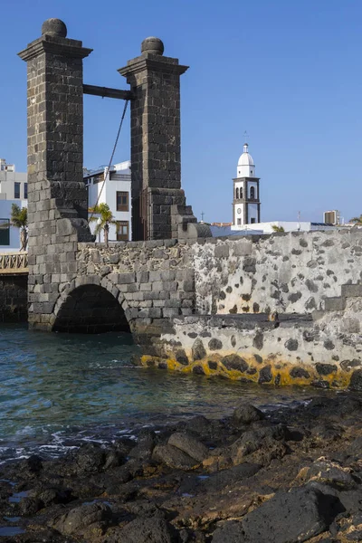 Πλοία από Αρεσίφε Drawbridge και Iglesia de San Gines — Φωτογραφία Αρχείου