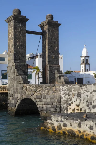 Arrecife підйомний міст і Iglesia de San двома двигунами — стокове фото