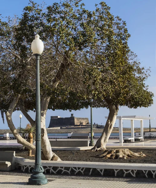 Arrecife Uferpromenade und Schloss — Stockfoto