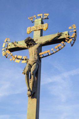 Prag'daki Charles Köprüsü üzerinde haç heykel