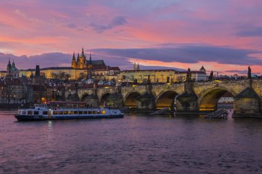 Prag Kalesi ve charles Köprüsü