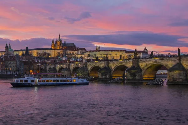 Castillo de Praga y el Puente de Carlos — Foto de Stock