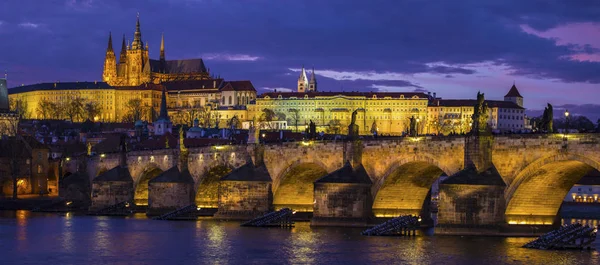 Castelo de Praga e a Ponte Carlos — Fotografia de Stock