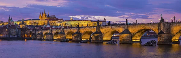 布拉格城堡和查理大桥 — 图库照片