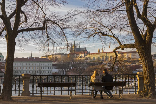一对情侣坐在布拉格的长凳上 — 图库照片