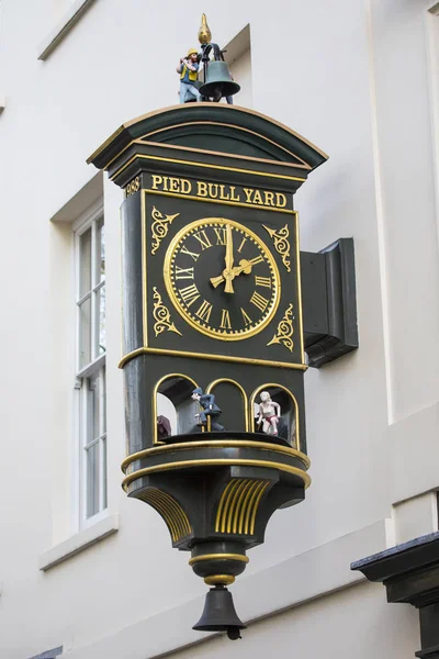 Relógio em Pied Bull Yard em Londres — Fotografia de Stock