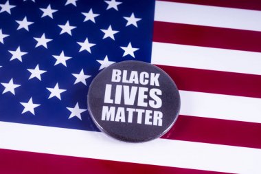 Londra, İngiltere - 18th Mart 2018: A siyah sorun yaşıyor rozet üzerinde bir ABD bayrağı arka plan üzerinde 18 Mart 2018. BLM Afro-Amerikan toplumda şiddet ve ırkçılık siyah insanlara karşı karşı kampanya kaynaklanan bir aktivist harekettir.