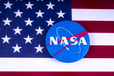 NASA rozet ABD bayrağı üzerinde