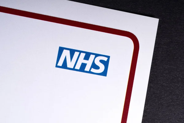 Logotipo del NHS en un folleto — Foto de Stock