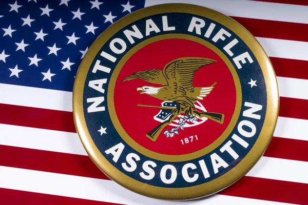 National Rifle Association Logo en de Amerikaanse vlag — Stockfoto