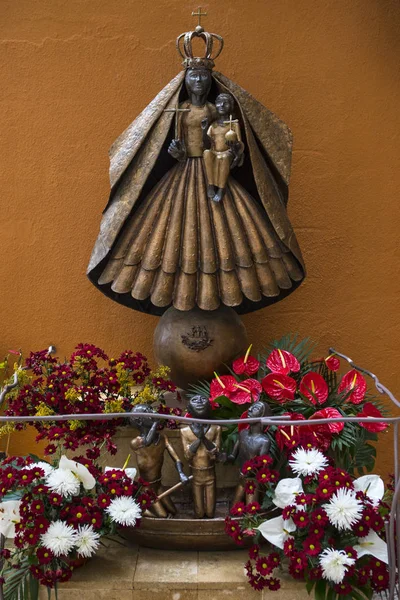 Matka i dziecko ikona posąg w Hiszpanii Śródziemnego — Zdjęcie stockowe