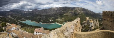 El Castell de Guadalest İspanya'dan göster
