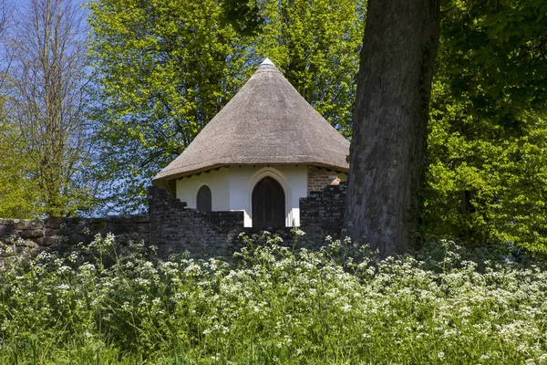 Halmtak Ice House och mejeriprodukter i East Sussex — Stockfoto