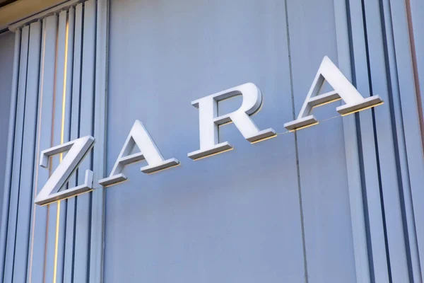 ZARA λογότυπο σε βιτρίνα — Φωτογραφία Αρχείου