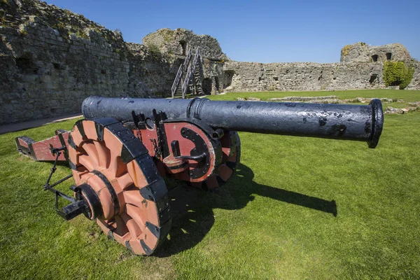 Cannon au château de Pevensey dans le Sussex Est — Photo