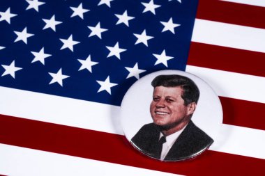 Londra, İngiltere - 27th Nisan 2018: ABD bayrağı üzerinde 27 Nisan 2018 resimde A John F. Kennedy rozeti. John F Kennedy 35 Amerika Birleşik Devletleri Başkanı oldu. 