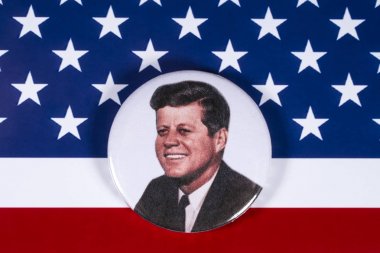Londra, İngiltere - 27th Nisan 2018: ABD bayrağı üzerinde 27 Nisan 2018 resimde A John F. Kennedy rozeti. John F Kennedy 35 Amerika Birleşik Devletleri Başkanı oldu. 