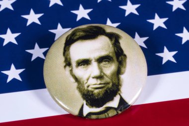 Londra, İngiltere - 27th Nisan 2018: ABD bayrağı üzerinde 27 Nisan 2018 resimde bir Abraham Lincoln rozeti. Abraham Lincoln Amerika Birleşik Devletleri 16 başkanı oldu. 