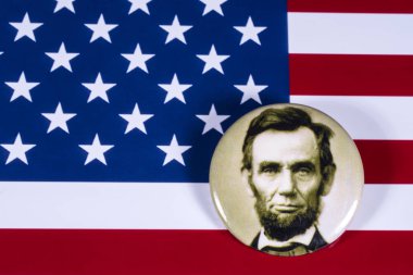 Londra, İngiltere - 27th Nisan 2018: ABD bayrağı üzerinde 27 Nisan 2018 resimde bir Abraham Lincoln rozeti. Abraham Lincoln Amerika Birleşik Devletleri 16 başkanı oldu. 
