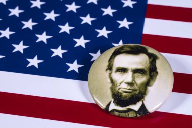 Londra, İngiltere - 27th Nisan 2018: ABD bayrağı üzerinde 27 Nisan 2018 resimde bir Abraham Lincoln rozeti. Abraham Lincoln Amerika Birleşik Devletleri 16 başkanı oldu. 
