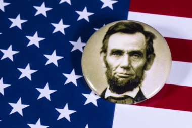 Londra, İngiltere - 27th Nisan 2018: ABD bayrağı üzerinde 27 Nisan 2018 resimde bir Abraham Lincoln rozeti. Abraham Lincoln Amerika Birleşik Devletleri 16 başkanı oldu. 