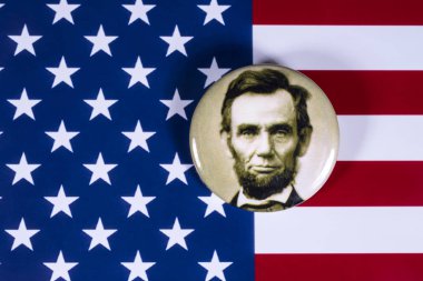 Londra, İngiltere - 27th Nisan 2018: ABD bayrağı üzerinde 27 Nisan 2018 resimde bir Abraham Lincoln rozeti. Abraham Lincoln Amerika Birleşik Devletleri 16 başkanı oldu. 