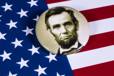 Londra, İngiltere - 27th Nisan 2018: ABD bayrağı üzerinde 27 Nisan 2018 resimde bir Abraham Lincoln rozeti. Abraham Lincoln Amerika Birleşik Devletleri 16 başkanı oldu. 