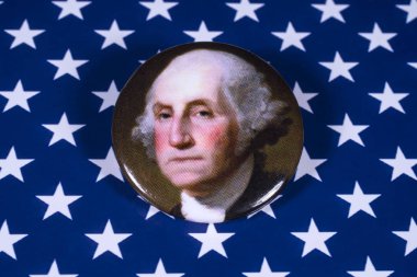 Londra, İngiltere - 27th Nisan 2018: ABD bayrağı üzerinde 27 Nisan 2018 resimde A George Washington rozeti. Washington, Amerika Birleşik Devletleri ve bir kurucu babası 1 başkandı. 