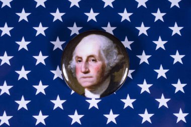 Londra, İngiltere - 27th Nisan 2018: ABD bayrağı üzerinde 27 Nisan 2018 resimde A George Washington rozeti. Washington, Amerika Birleşik Devletleri ve bir kurucu babası 1 başkandı. 