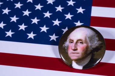 Londra, İngiltere - 27th Nisan 2018: ABD bayrağı üzerinde 27 Nisan 2018 resimde A George Washington rozeti. Washington, Amerika Birleşik Devletleri ve bir kurucu babası 1 başkandı. 