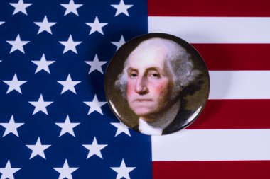 Londra, İngiltere - 27th Nisan 2018: ABD bayrağı üzerinde 27 Nisan 2018 resimde A George Washington rozeti. Washington, Amerika Birleşik Devletleri ve bir kurucu babası 1 başkandı. 