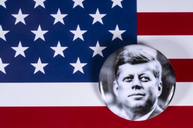 Londra, İngiltere - 27th Nisan 2018: ABD bayrağı üzerinde 27 Nisan 2018 resimde A John F. Kennedy rozeti. John F Kennedy 35 Amerika Birleşik Devletleri Başkanı oldu. 
