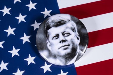 Londra, İngiltere - 27th Nisan 2018: ABD bayrağı üzerinde 27 Nisan 2018 resimde A John F. Kennedy rozeti. John F Kennedy 35 Amerika Birleşik Devletleri Başkanı oldu. 