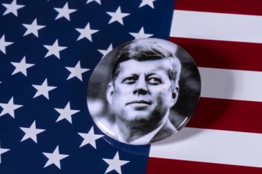 Londra, İngiltere - 27th Nisan 2018: ABD bayrağı üzerinde 27 Nisan 2018 resimde A John F. Kennedy rozeti. John F Kennedy 35 Amerika Birleşik Devletleri Başkanı oldu. 