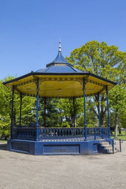 Colchester, Essex, İngiltere'de tarihi kasaba güzel Colchester Castle Park'ta sahne görünümünü. 