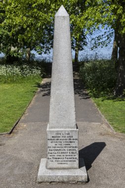 Bir dikilitaş Colchester Castle Park Essex, nerede iki Royalist kaptanları efendim Charles Lucas ve efendim George Lisle 1648 yılında İngiliz İç Savaşı sırasında yürütülen yer işaretleme.