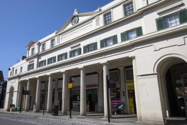 Colchester, İngiltere - 7 Mayıs 2018: Essex ve Suffolk yangın ofis binası 7 Mayıs 2018 Colchester Essex, İngiltere'de, pazar kasabasında neo-klasik cephe. 