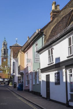 Essex, İngiltere - 7 Mayıs 2018: Colchester Essex, İngiltere'de tarihi pazar kasabasında bir görünümü üzerinde 7 Mayıs 2018. Belediye Binası mesafedir Colchester Kulesi. 