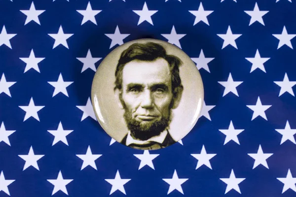 Londra, İngiltere - 27th Nisan 2018: ABD bayrağı üzerinde 27 Nisan 2018 resimde bir Abraham Lincoln rozeti. Abraham Lincoln Amerika Birleşik Devletleri 16 başkanı oldu. 