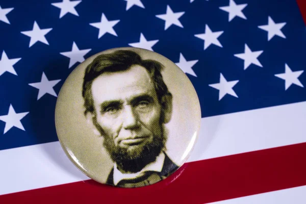 Londra, İngiltere - 27th Nisan 2018: ABD bayrağı üzerinde 27 Nisan 2018 resimde bir Abraham Lincoln rozeti. Abraham Lincoln Amerika Birleşik Devletleri 16 başkanı oldu. 