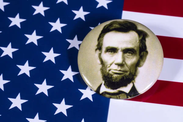 Londra, İngiltere - 27th Nisan 2018: ABD bayrağı üzerinde 27 Nisan 2018 resimde bir Abraham Lincoln rozeti. Abraham Lincoln Amerika Birleşik Devletleri 16 başkanı oldu. 