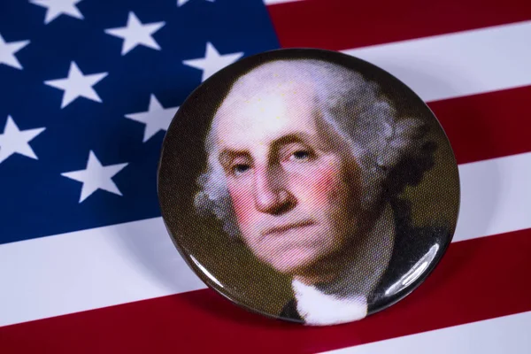Londra, İngiltere - 27th Nisan 2018: ABD bayrağı üzerinde 27 Nisan 2018 resimde A George Washington rozeti. Washington, Amerika Birleşik Devletleri ve bir kurucu babası 1 başkandı. 