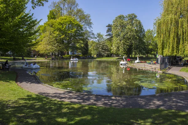 コルチェ スター イギリス 2018 2018 日にエセックス コルチェ スターの歴史的な町のコルチェ スター城公園でボートの湖のビュー — ストック写真