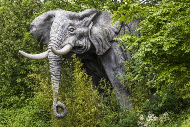 Essex, İngiltere - 12th Mayıs 2018: Essex, İngiltere'de, üzerinde 12 Mayıs 2018 Colchester hayvanat bahçesindeki bir fil heykeli.