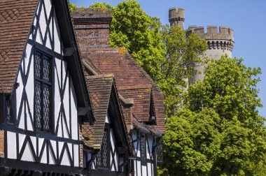 Pazar kasaba Arundel West Sussex'deki / daki güzel mimarisinde. Ahşap çerçeveli evler Arundel Kalesi taret ile birlikte buradasın.