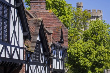 Pazar kasaba Arundel West Sussex'deki / daki güzel mimarisinde. Ahşap çerçeveli evler Arundel Kalesi taret ile birlikte buradasın.